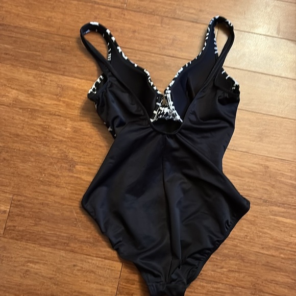Miraclesuit Elegant Black and White Swimwear - size 12 - underwire - Picture 6 of 7